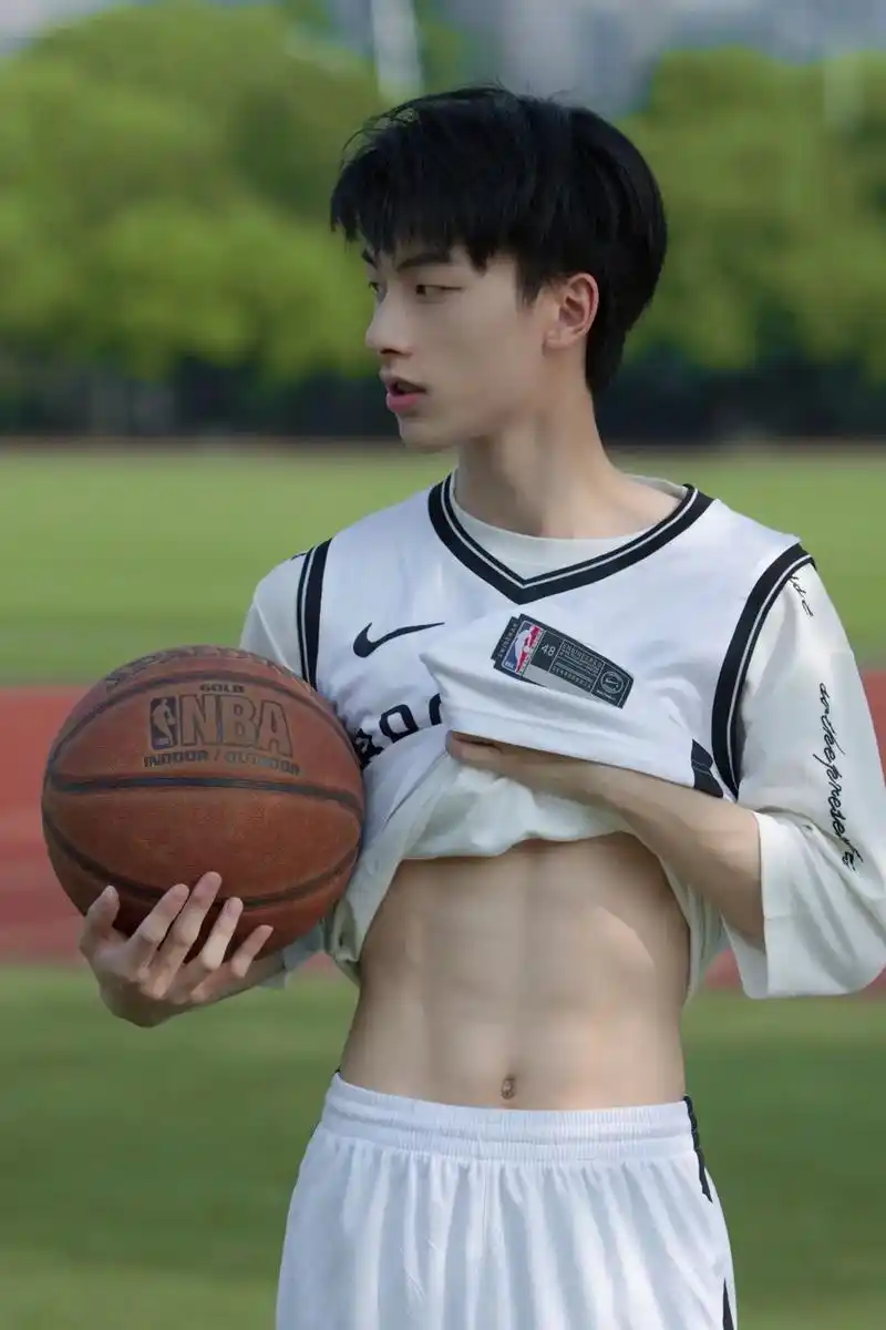 篮球少年.暑假快乐#少年感 #纯情男高 #体育生 #腹肌 # - 抖音