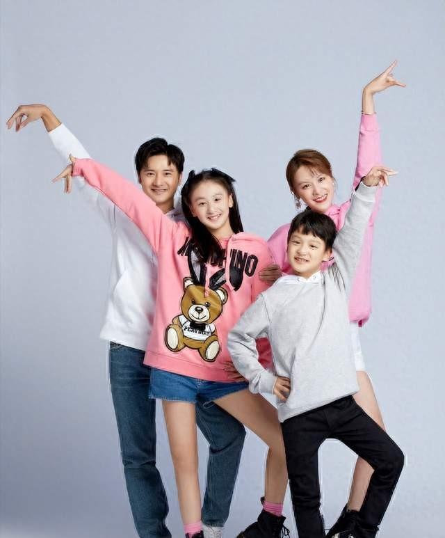 叶一茜晒全家福庆生,主动牵女儿手显亲昵,森碟姐弟身高直逼180_和田亮