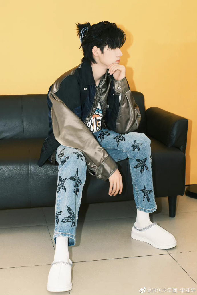 宋亚轩晒拼色外套随拍##宋亚轩晒新鲜四宫格