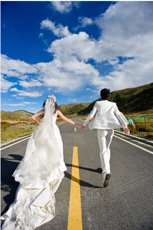 求婚纱照(不要非主流动漫的也行)最好是两人背影手牵着手的.