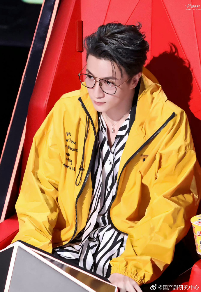 薛之谦胸肌隔着衣服都能看到