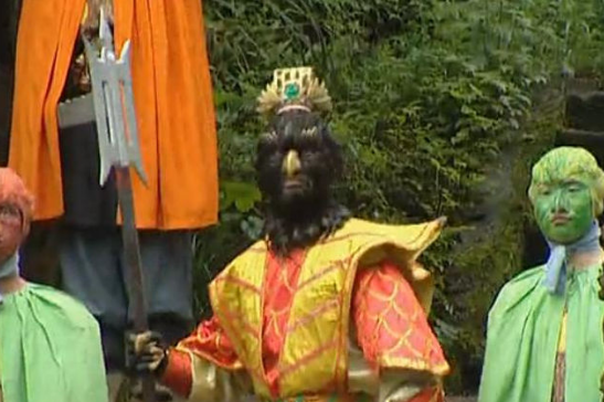 娇媚保湿姐为什么敢红颜一怒掴壮汉?看看大鹏金翅雕的后台就知道