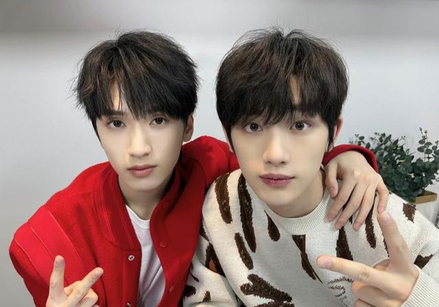 网友偶遇丁程鑫严浩翔去环球影城