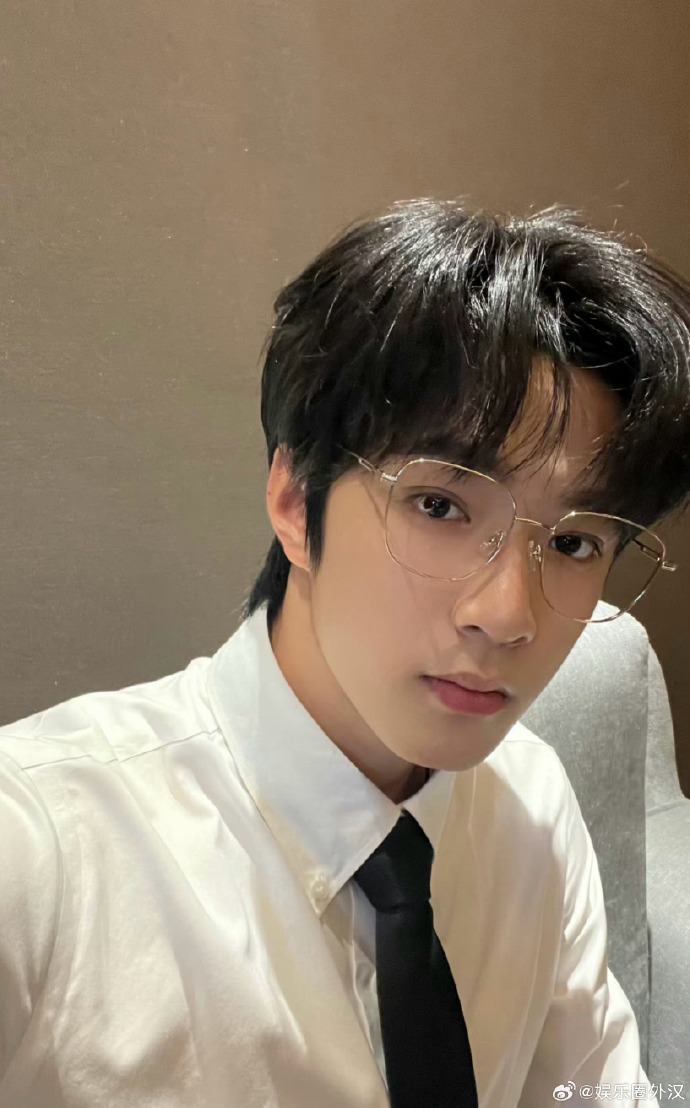 没想到刷到了去年粉丝爸爸让给刘耀文扔酱板鸭后续这次酱板鸭岳父不让