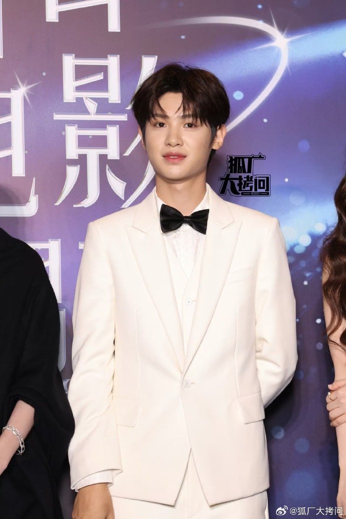 一身白西装亮相矜贵优雅帅气满分  期待路理#黄明昊希林娜依高同框