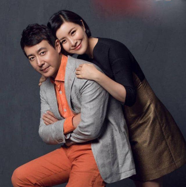 在王雅捷32岁的时候,嫁给了爱情,老公于洋也是一个演员,两人经常在同