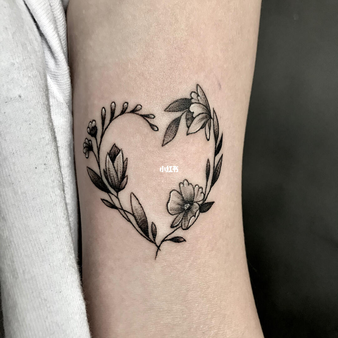 女生手臂爱心小花环纹身图案杭州纹身