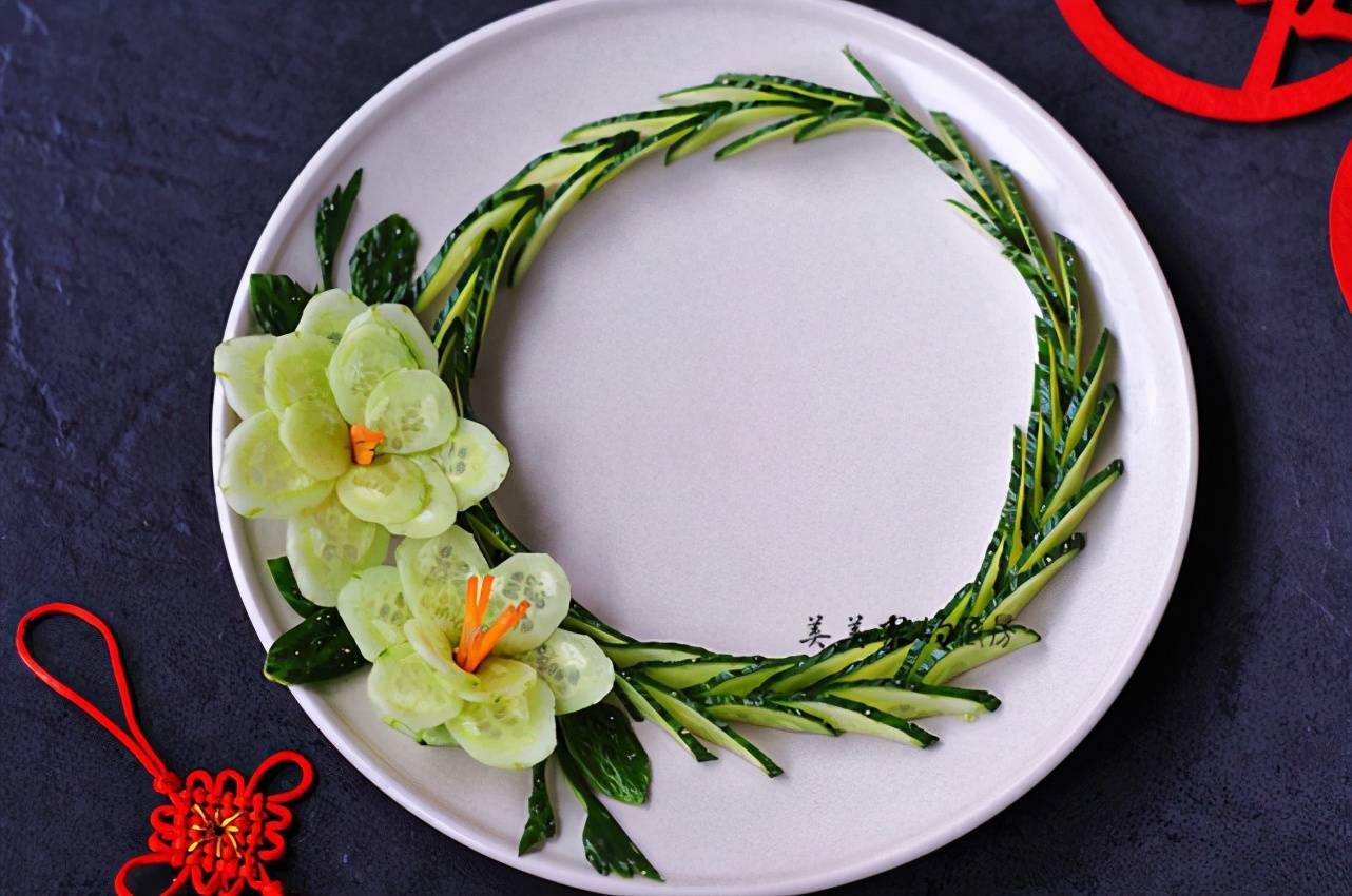 教你用黄瓜做盘饰不用雕刻不用画蘸酱还能吃年夜饭露一手