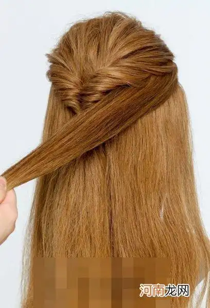 半扎公主头发型扎法图解 甜美可人的扎发赏析