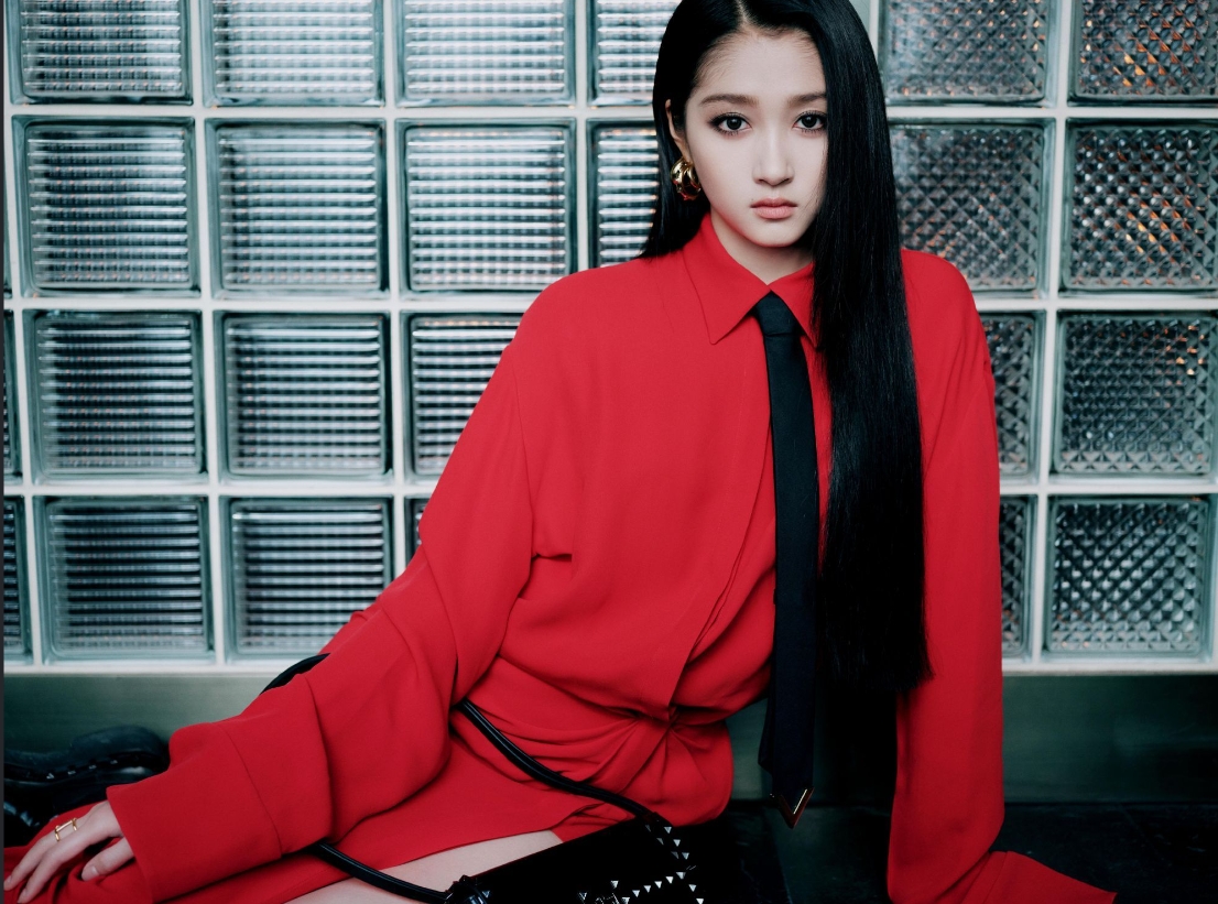 高贵冷艳,性感撩人的#关晓彤# 浓艳烟熏妆,穿高开叉红裙,修长美腿大秀