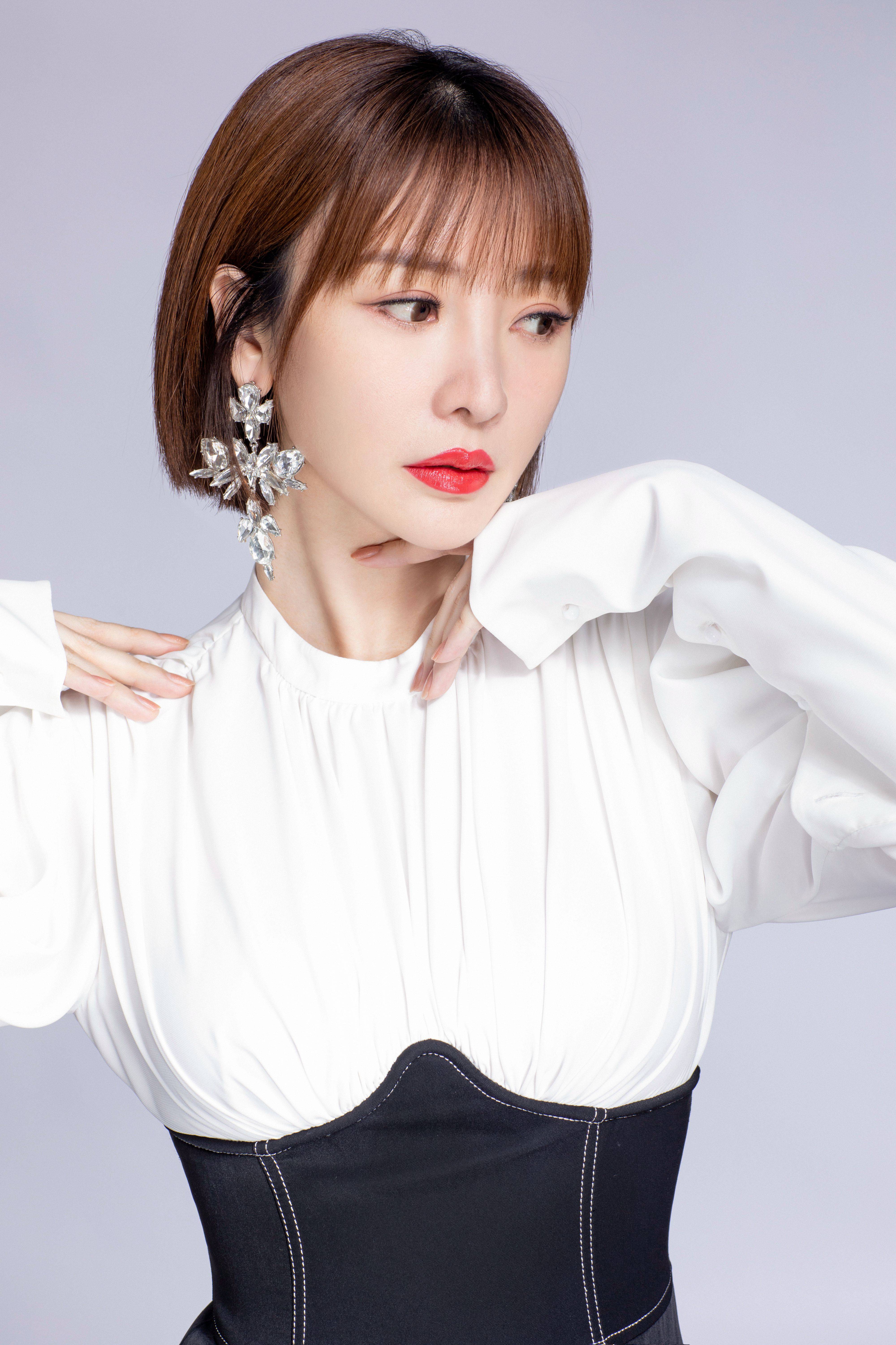 柳岩穿黑白拼接裙身姿窈窕 红唇浓郁美貌发光