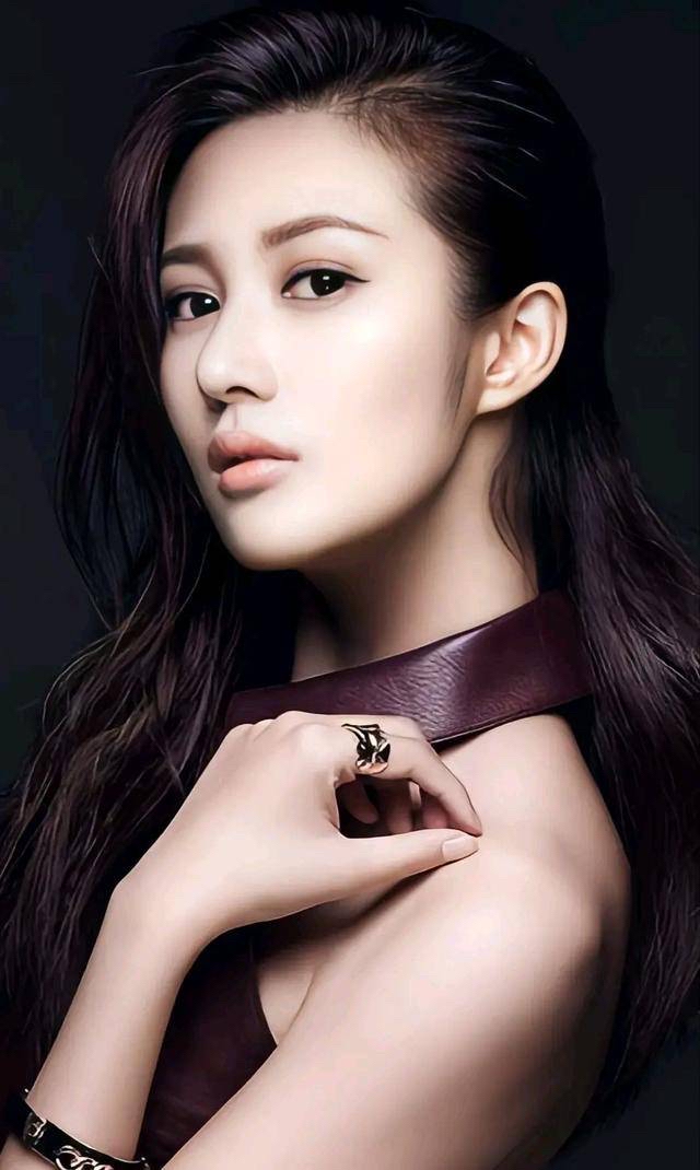 邬靖靖,1991年6月6日出生于浙江省诸暨市,中国内地影视女演员.