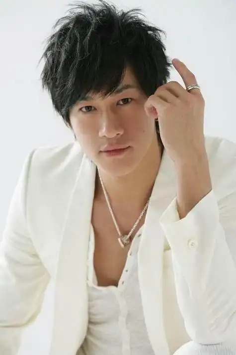 何润东领证结婚与女友8年恋情回顾 何润东老婆peggy资料照片家庭背景