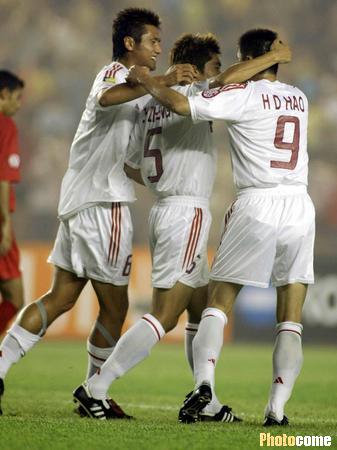 图文亚洲杯中国22巴林郑智庆祝梅开二度