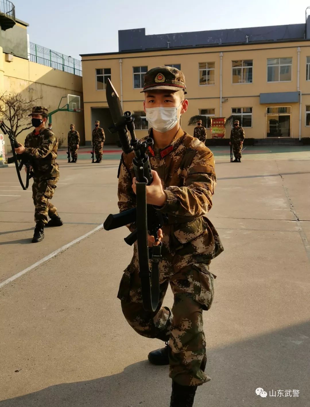 前进的脚步谁也无法阻挡,用意志和汗水书写属于军人的"春之篇章"!