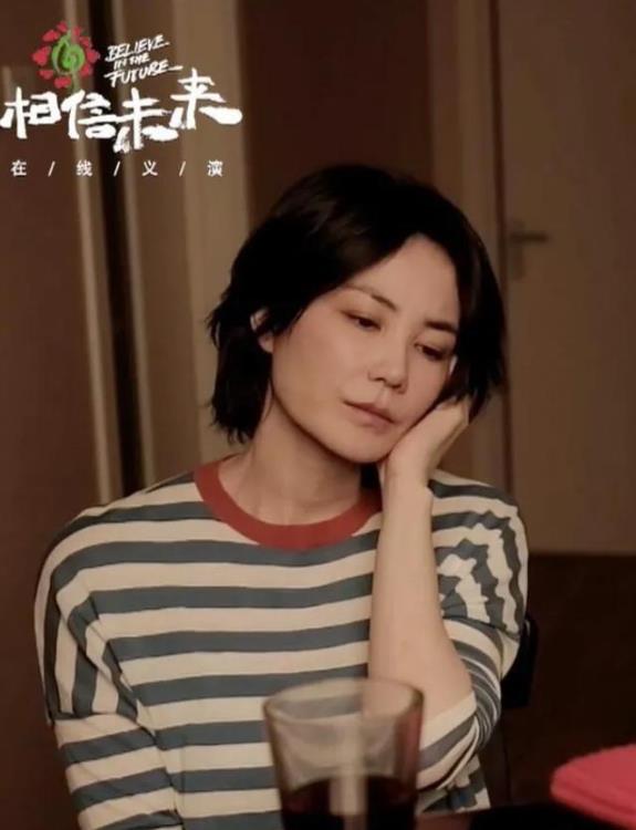 原创王菲近照曝光利落的短发穿条纹衫畅饮51岁阿姨美回21岁少女了