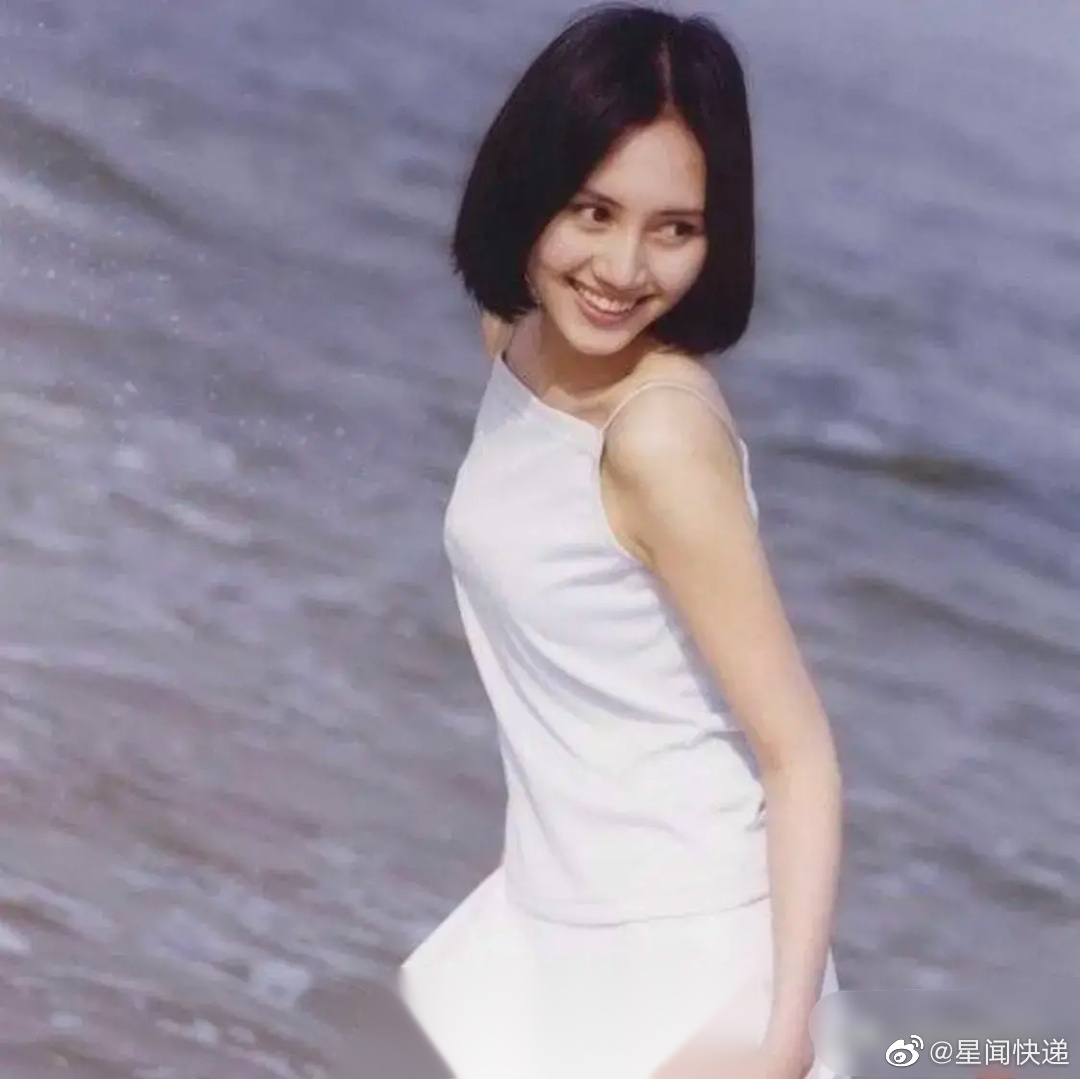 那年,影帝夏雨在学校的篮球场上挥汗如雨,一抬头,看到一个女孩夹着湿