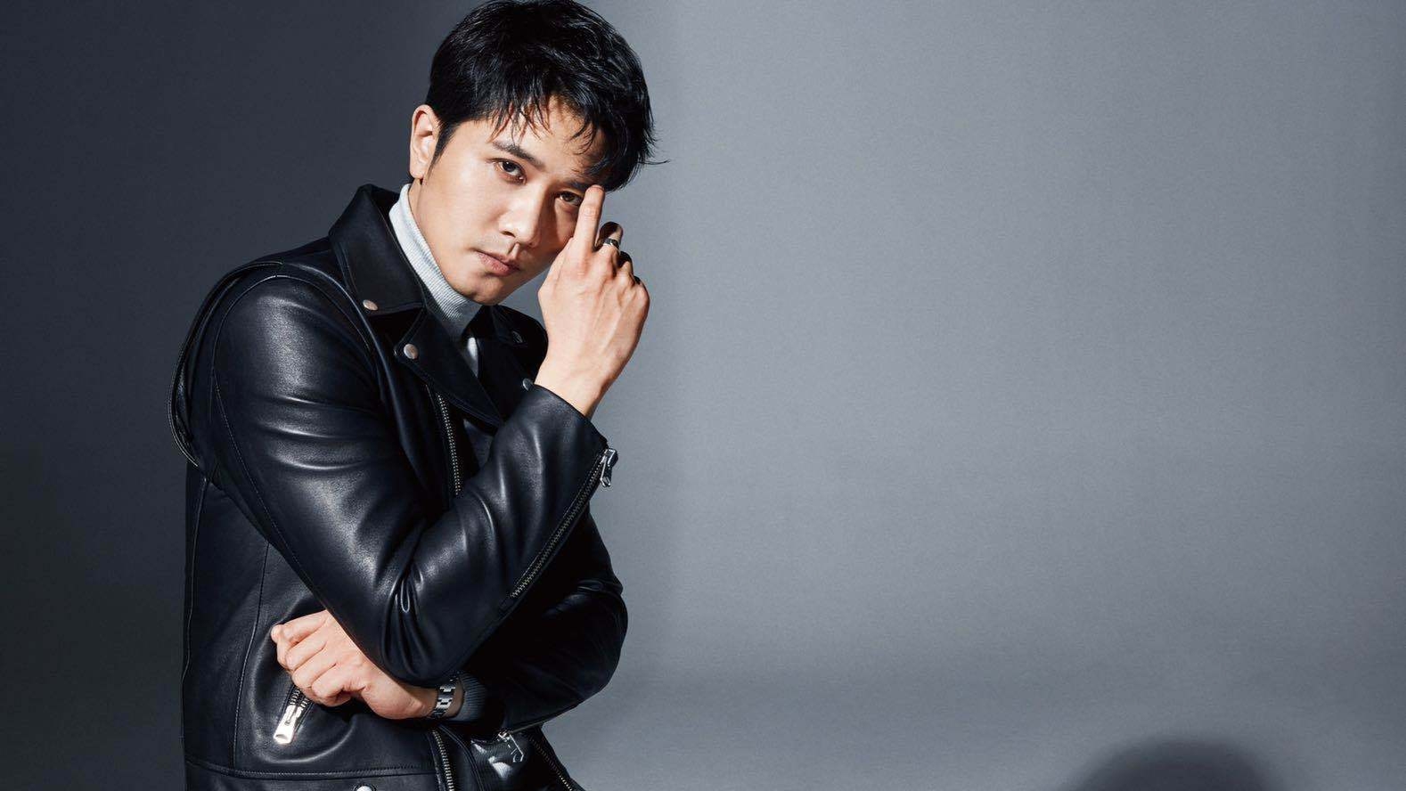 演员彭冠英,在影视剧中多次饰演霸道总裁,来看穿西装的帅哥