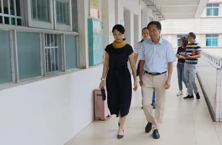 校领导检查开学第一天教学情况