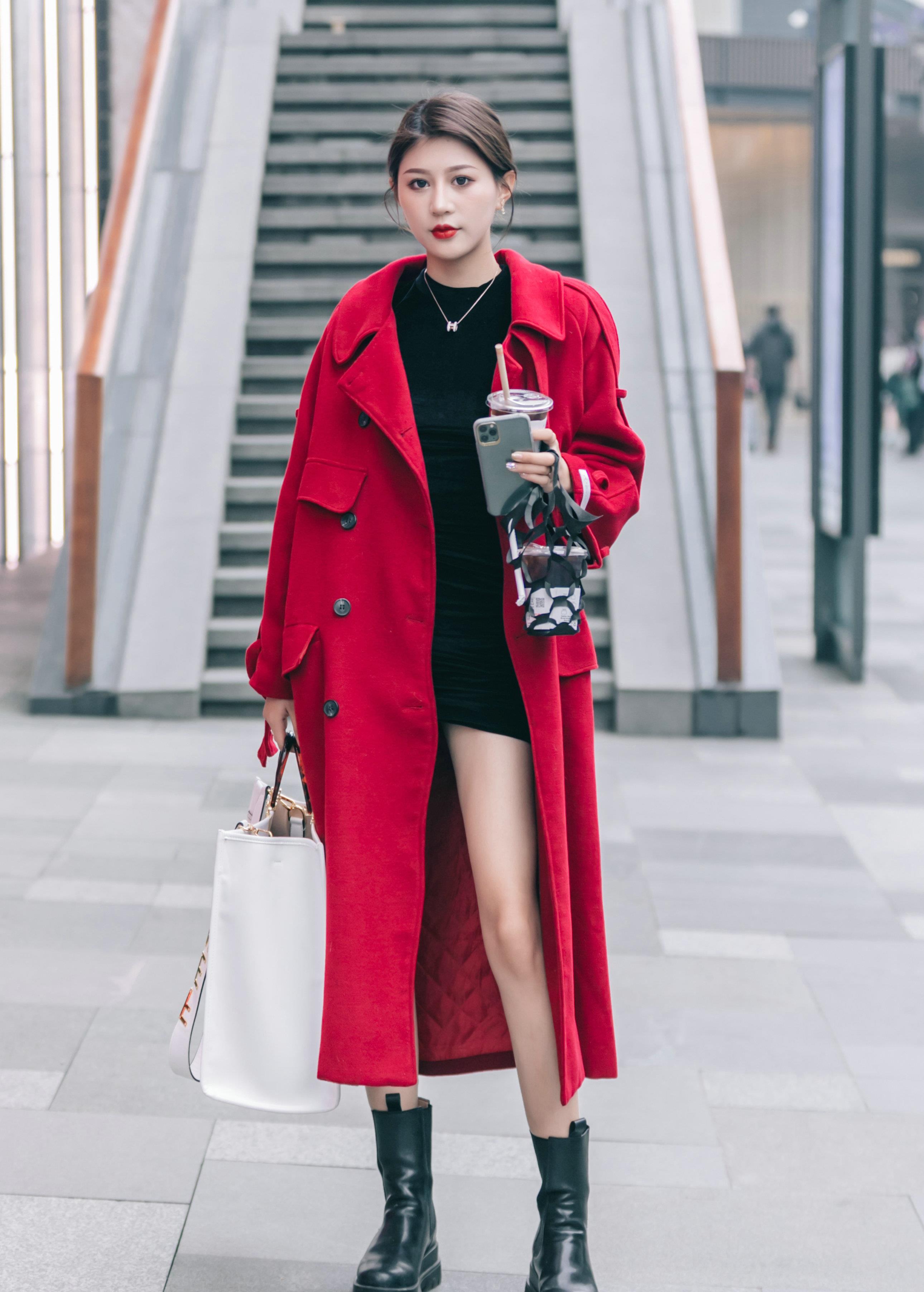 对于喜欢穿裙子的女生来说春天的裙子可以选择毛衣裙