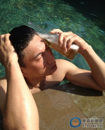 组图:吴奇隆肌肉照写真耍性感 粉丝"围观"(3)