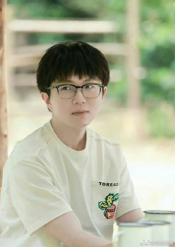 次见毛不易的额头#感觉毛不易大背头的造型少了一丝呆萌,多了一份帅气