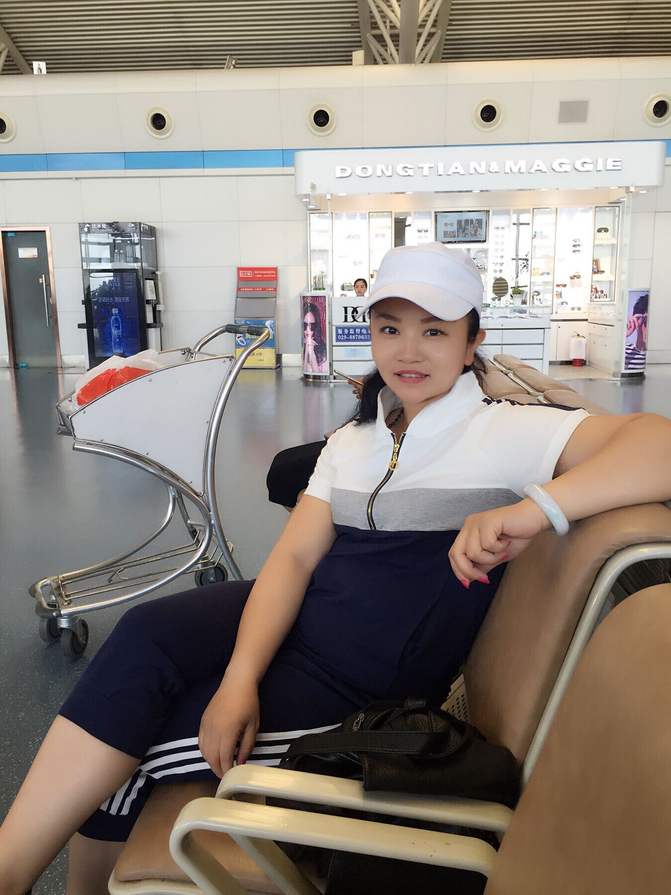 80后美女钟情家具美容 爱自拍发朋友圈(图)