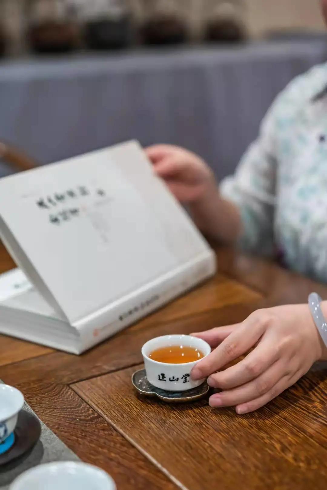 这种意境很古典,很儒雅,也很温情,拿现代的一句话说,就是 "有品位 ".