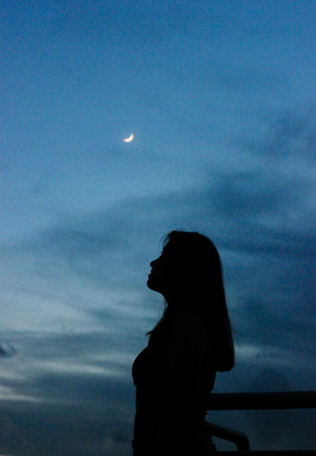 月亮下的人物剪影