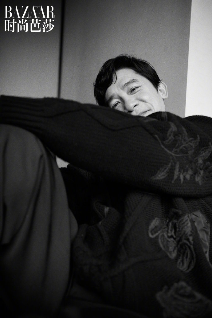 梁朝伟时尚芭莎封面##梁朝伟黑白生活感大片