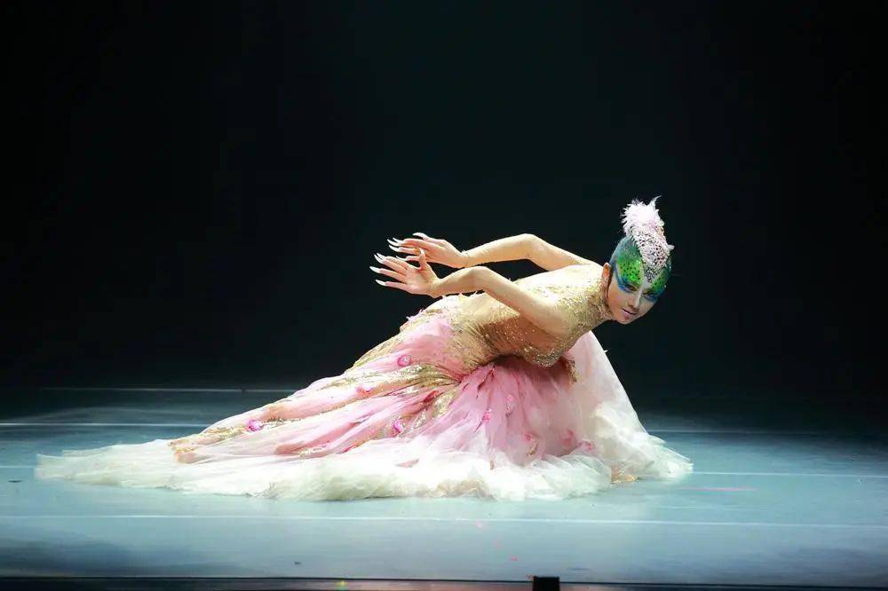 我表演同学们,让我们活动活动小手指,一起学习几种有趣的孔雀舞基本