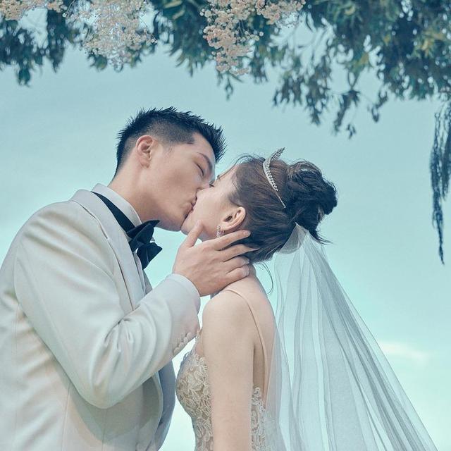 窦骁求婚视频被曝粤语歌曲深情告白单膝跪地亲吻何超莲求婚