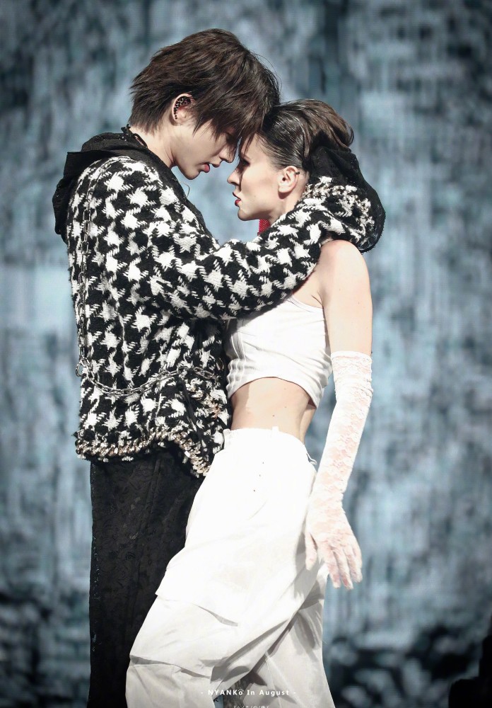 哭着看蔡徐坤借位吻