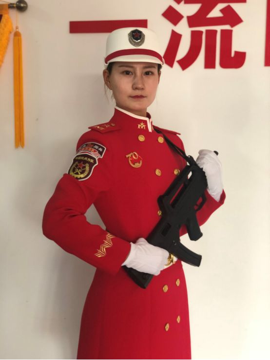 经受酷暑严寒的考验,以精准的动作,饱满的精神,展现女民兵的风采