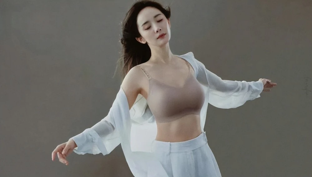 杨幂仅穿内衣拍性感大片!腹肌凸出身材傲人,皮肤光滑白嫩似鸡蛋_腾讯