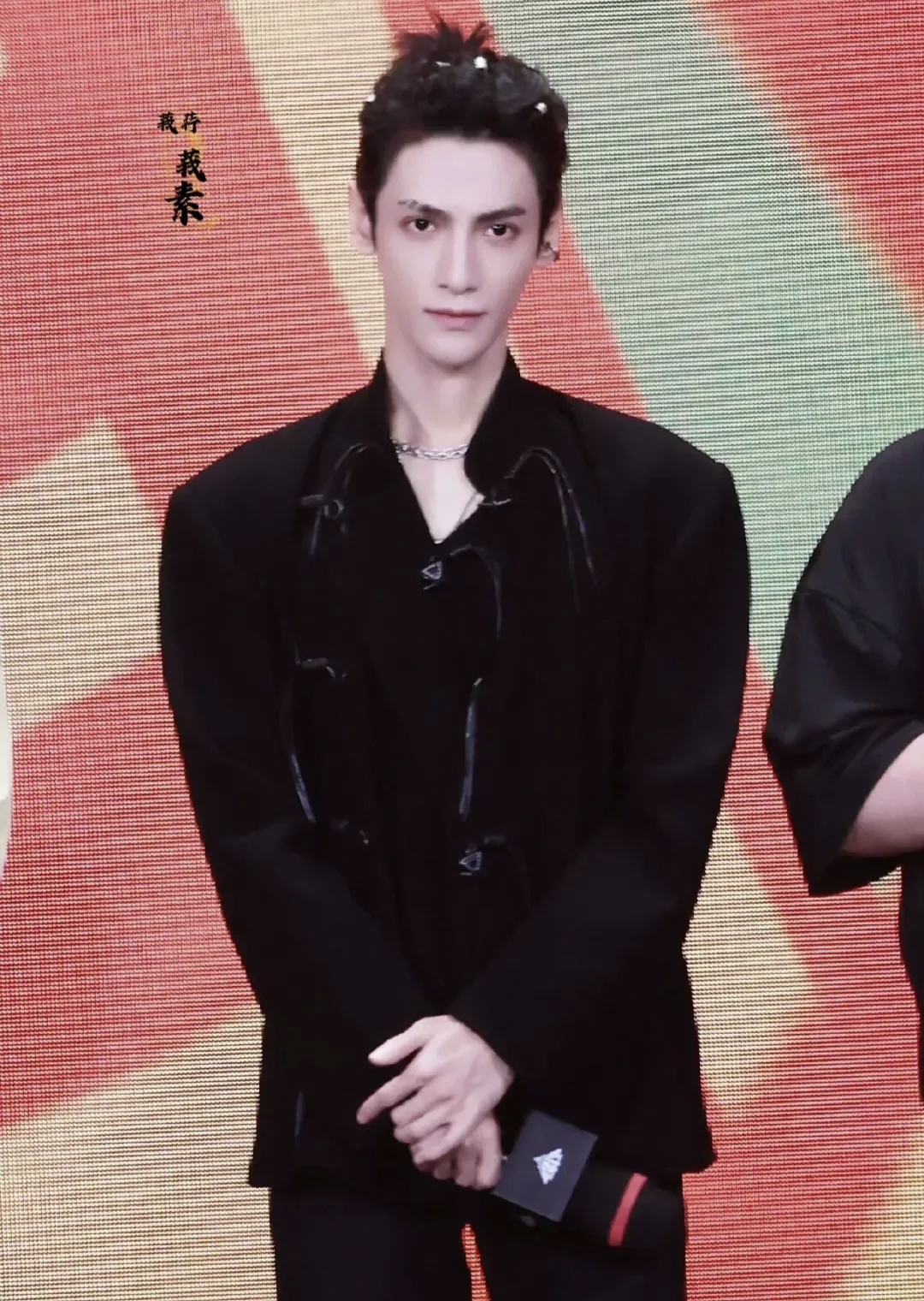 他就代言了英雄联盟,破防的人那么多,罗云熙是不是顶流我不知道,但是