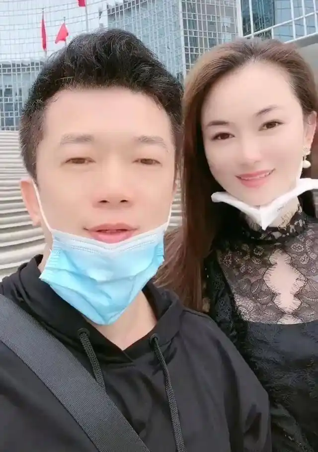 陈星和妻子2010年的时候,陈星结婚了,他娶了漂亮又孝顺的老婆,有了