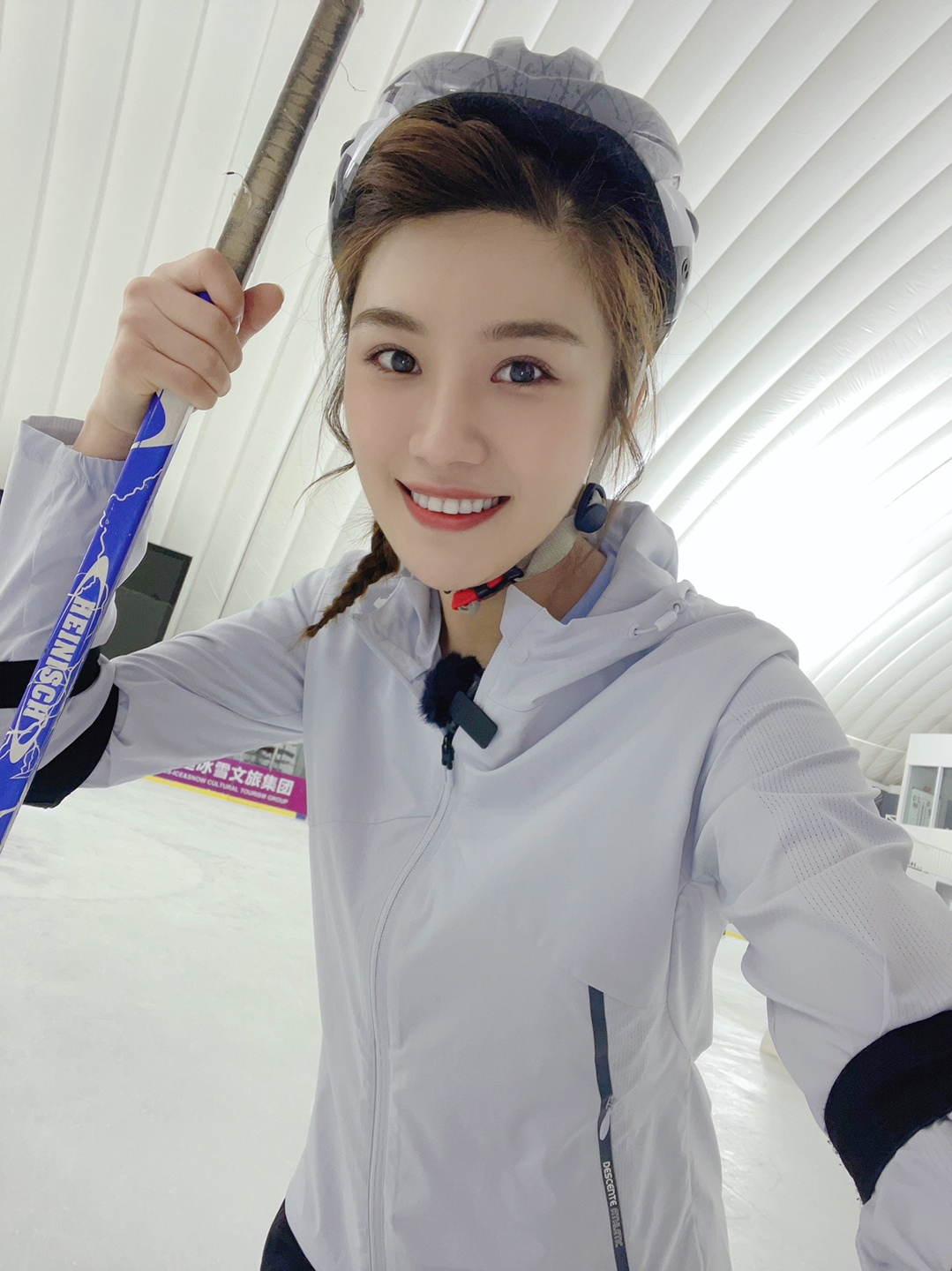 央视新面孔郑子可被重用,新闻播报节奏到位,典型播音腔被看好