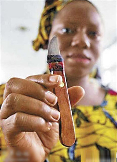 关于女孩割礼的起源有不同说法,但可以肯定的是,割礼对女性的摧残是