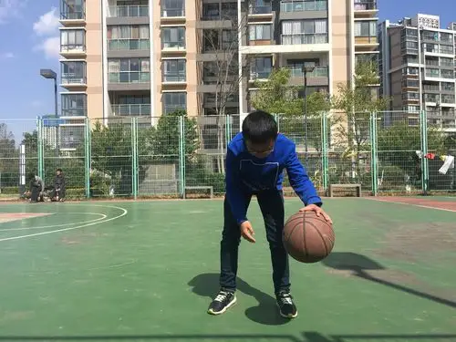 2,运球: 运球时以手指手腕的动作为主,以手臂的力量为辅,尽量降低