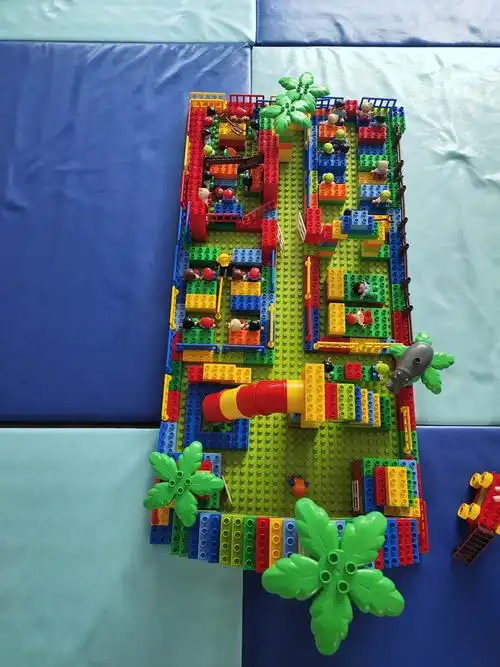 启迪乐高学员:余奕泽的作品《我的幼儿园》