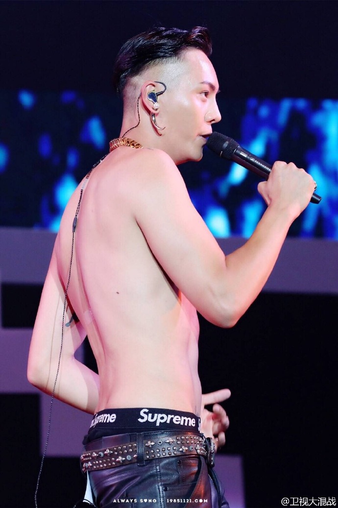 陈伟霆#穿衣显瘦 脱衣有肉好身材源于坚持的锻炼和刻苦的毅力明明被