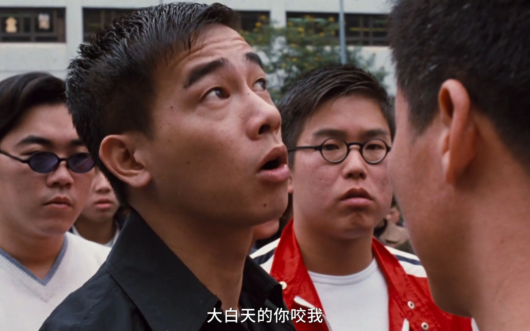 老电影系列(古惑仔4)山鸡:来给你一百块,给你买橙汁喝;生番:.