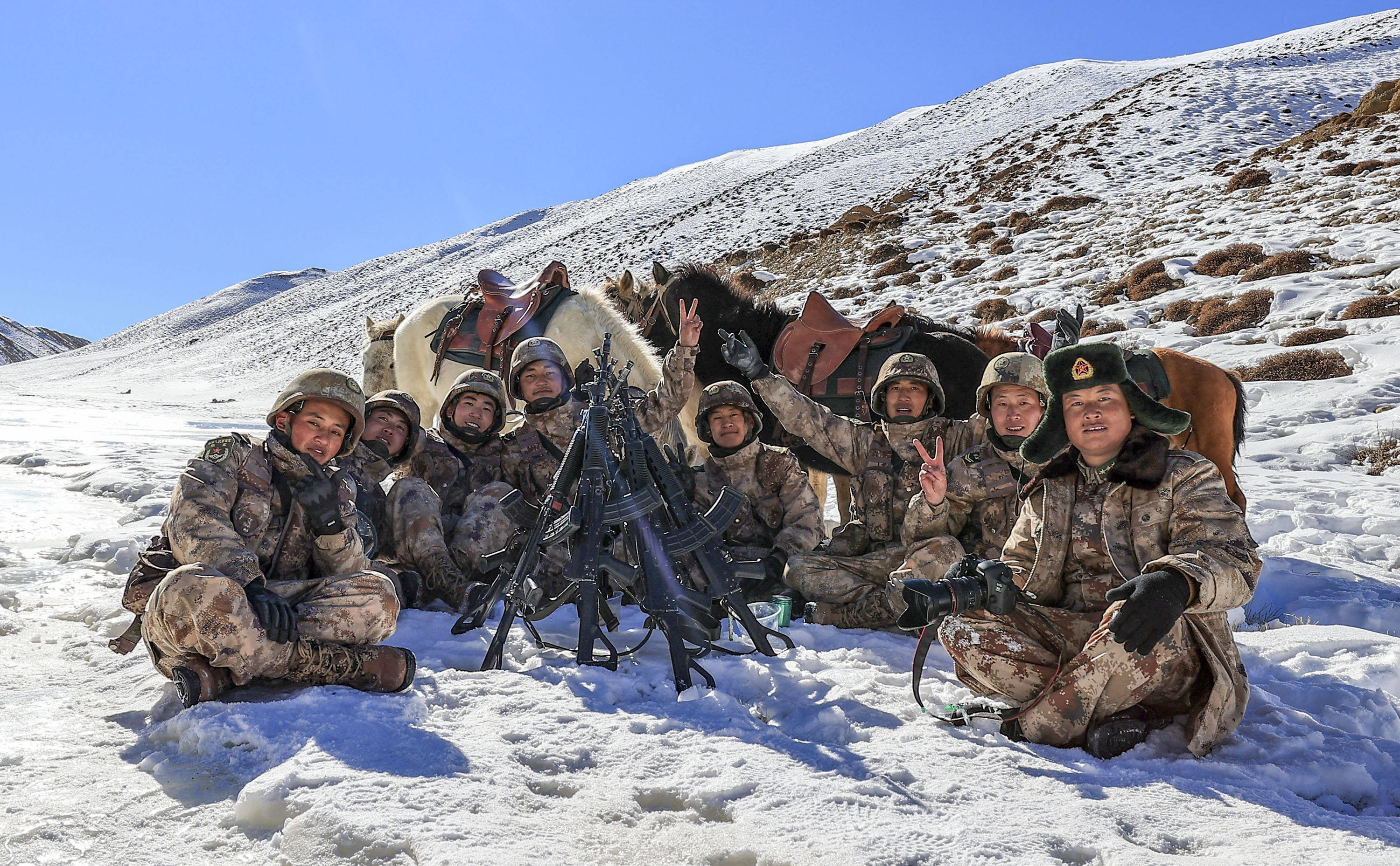 用八年把镜头对准边防战士,他的照片感动无数网友_刘晓东_战友_摄影