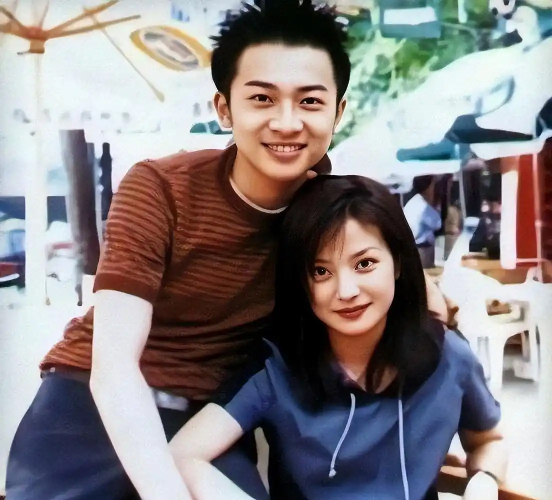 苏有朋一出现在屏幕上,和赵薇搭档演情侣,那场面可真是让人瞩目,成