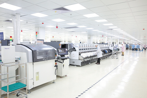 伟创力一期生产线上,工人正在进行操作.