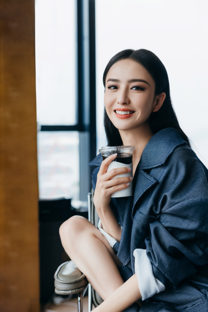 佟丽娅超话#你好佟丽娅#等待ing6115一会微博之夜见(咖啡已到手版