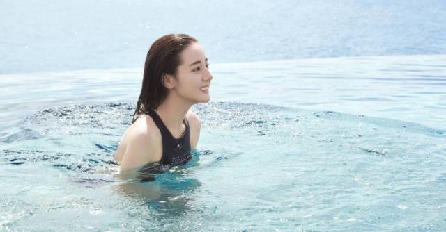 迪丽热巴泳装首秀,好身材展露无遗!