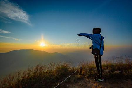 横幅为ui和ux网站或移动应用蓝色圆形按钮山地风景自然山太阳标志图标