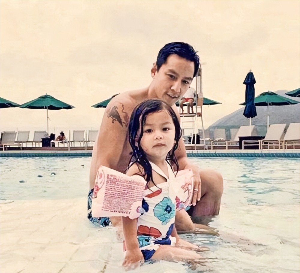 吴彦祖一家三口走红毯!